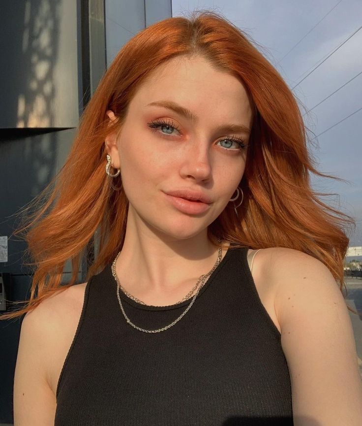 Аватар Elara Voss